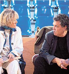 Η Ζαν Μορό (αφηγήτρια στην  παράσταση) με τον Ισραηλινό  σκηνοθέτη Άμος Γκιτάι  