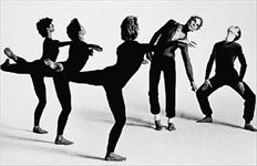 Ο Μερς Κάνιγχαμ (δεύτερος από δεξιά) στη χορογραφία του 1986  «Κουαρτέτο». Εκείνο που τον ενδιέφερε πρωταρχικά στις χορογραφίεςπου τη δεκαετία του ΄70 έγιναν άκρως αυτοσχεδιαστικές, εξ ου και  αποδοκιμάστηκε στο Ηρώδειο- ήταν η κίνηση και μόνον αυτή. Ούτε  σύμβολα ούτε συμβολισμοί ούτε συναισθηματικές αντιστοιχίες  
