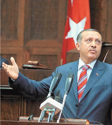 Ο Τούρκος πρωθυπουργός Ταγίπ Ερντογάν. Η έκθεση καλεί τις  ευρωπαϊκές κυβερνήσεις να πιέσουν την Ελλάδα να  μεσολαβήσει με την επιρροή της στους Ελληνοκυπρίους,  εξηγώντας τους τα οφέλη ενός συμβιβασμού και της  εξομάλυνσης των σχέσεων με την Τουρκία  