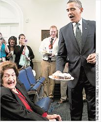 ▅Έλεν Τόμας. Ένα κέικ από τον Μπαράκ  Ομπάμα στη θρυλική 89χρονη  δημοσιογράφο  