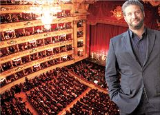 «Με συναρπάζει  η φωνή και η δύναμη που ασκεί  στους θεατές. Η  όπερα είναι ίσως  από τις πιο ολοκληρωμένες   μορφές θεάτρου», λέει  ο Ηλίας  Τζεμπετονίδης,   ο οποίος από  την  Πρωτοχρο- νιά αναλαμβά- νει υπεύθυ- νος διανομών στη  Σκάλα του  Μιλάνου  