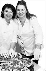 ▅«Τα αυγοκαλάμαρα Κρήτης   είναι γλυκό και το όνομα αναφέρεται στο σχήμα που έχει το γλυκό καθώς μοιάζει με το καλαμάρι, το εργαλείο γραφής», λέει η κ  Γεωργία Στόκα (αριστερά)  
