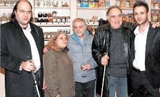 Οι πρώτοι πελάτες του νέου καταστήματος με πρόβλημα όρασης δίπλα στον ιδιοκτήτη  του καταστήματος κ. Ανδρέα Καραγιάννη (δεξιά)  