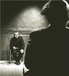 Ο Νίκος ΔιαμαντήςΠιερ Λαν, ο σύζυγος της  φόνισσας Κλερ,  ανακρίνεται από τον  Γεράσιμο Δεστούνη  (πλάτη) στο έργο της  Μαργκερίτ Ντιράς «L΄  Αmante Αnglaise» που  σκηνοθετεί ο πρώτος  