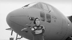 ▅Εκπαιδεύοντας Αφγανούς πιλότους: η υποσμηναγός  Κατερίνα Κουσκοβίτη είναι πιλότος (συγκυβερνήτης) σε C27j στη μοίρα «Πήγασος» της Ελευσίνας που ίσως αναλάβει  την εκπαίδευση των Αφγανών πιλότων σε μεταγωγικά  