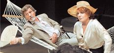 Η Μπέτυ Αρβανίτη με τον Γιάννη Φέρτη στην παράσταση «Βυσσινόκηπος», στο Θέατρο Οδού Κεφαλληνίας  