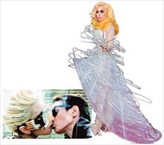 Lady Gaga. Το βιντεοκλίπ της «Τelephone»  (σκηνή στην ένθετη 
φωτογραφία) έχει  αναστατώσει το Ίντερνετ και δείχνει ότι θα  μείνει 
στην ιστορία της ποπ κουλτούρας. Κατά  πάσα πιθανότητα, θα τη δούμε τον 
Σεπτέμβρη  στην Αθήνα  