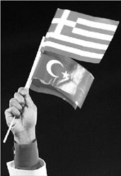 Ολυμπιακοί Αγώνες 2004. Ενας  τούρκος αθλητής κρατά τις δύο  σημαίες στην τελετή έναρξης  