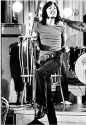 Ο Μικ Τζάγκερ στις αρχές της δεκαετίας του ‘70,  όταν οι Rolling 
Stones ηχογραφούσαν το «Εxile on  Μain Street». Το θρυλικό άλµπουµ 
επανακυκλοφορεί  στις 18 Μαΐου  