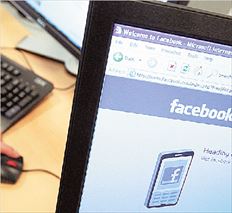 «Πολλοί άνθρωποι είναι εκνευρισμένοι μαζί μας» παραδέχθηκε ο Μαρκ Ζάκερμπεργκ, ιδρυτής και διευθύνων σύμβουλος του Facebook.  Και ανακοίνωσε ευρείες αλλαγές στις ρυθμίσεις απορρήτου, με στόχο την καλύτερη προστασία των προσωπικών δεδομένων των 400  εκατομμυρίων χρηστών  
