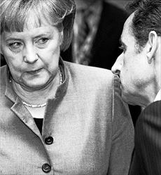 Η γερμανίδα καγκελάριος Ανγκελα Μέρκελ με τον γάλλο πρόεδρο Νικολά Σαρκοζί  σε παλαιότερη συνάντησή τους. Το βλέμμα της μαρτυρά την ένταση που υπάρχει  στις σχέσεις Γερμανίας- Γαλλίας για τη λιτότητα, η οποία τους έφερε στο σημείο  να αναβάλουν προγραμματισμένη συνάντησή τους την προηγούμενη εβδομάδα  