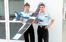 Οι δύο Ικαροι Γιώργος Φωτιάδης και Μιχάλης Κατάκης με το 
δημιούργημά τους, ένα μικρό  κατασκοπευτικό μη επανδρωμένο αεροπλάνο που
 πετάει με ηλιακή ενέργεια  