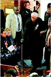   ¬ Ο   Νέλσον   Μαντέλα  στο  παρεκκλήσι του  κολεγίου  όπου 
φοιτούσε η  δισέγγονή του  Ζενάνι  