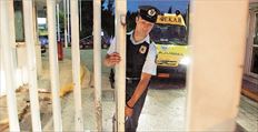 Αστυνομικός στην πύλη του υπουργείου Προστασίας του Πολίτη. Η 
Αντιτρομοκρατική ερευνά τις γκρίζες ζώνες στην ασφάλεια του κτιρίου  