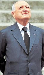 Στα 80 του, ο Μπερζέ  διατηρεί τη  ζωτικότητα που είχε  όταν πριν από 62  χρόνια «εισέβαλε»  στον κύκλο των  διανοουμένων του  Παρισιού. Ενας  βιογράφος του Ιβ Σεν  Λοράν τον είχε  χαρακτηρίσει  «τρομερή κόμπρα»...  