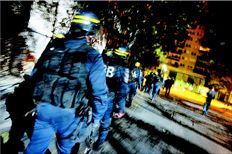 Ανδρες των ειδικών δυνάµεων της αστυνοµίας αναπτύσσονται στο 
προάστιο Βιλνέβ της Γκρενόµπλ. Οι προηγούµενες  νύχτες στη γαλλική πόλη 
σηµαδεύτικαν από εκτεταµένες ταραχές και εµπρησµούς οχηµάτων  