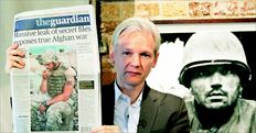 ¬ Οιδρυτής  της ιστοσελίδας Wikileaks Τζούλιαν Ασέιντζ δείχνει το πρωτοσέλιδο της βρετανικής εφηµερίδας «Guardian» που δηµοσιοποίησε µαζί µε τους «Νew Υork Τimes» και το  «Spiegel» τα χιλιάδες απόρρητα έγγραφα για τον πόλεµο στο Αφγανιστάν. Χθες ο Ασέιντζ έδωσε συνέντευξη Τύπου στο Λονδίνο.  