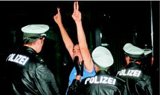 Γερµανοί αστυνοµικοί κλείνουν το στόµα διαδηλωτή κατά του σχεδίου «Στουτγάρδη 21» που αφορά  το αµφιλεγόµενο σχέδιο για την πλήρη ανοικοδόµηση του κεντρικού σιδηροδροµικού σταθµού  της πόλης η οποία θα κοστίσει 7 δισεκατοµµύρια ευρώ. Περίπου 16.000 άνθρωποι διαδήλωσαν  το Σαββατοκύριακο κατά του σχεδίου  