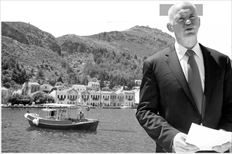 23 Απριλίου 2010.  Ο Πρωθυπουργός  Γιώργος Παπανδρέου ανακοινώνει από  το Καστελλόριζο την  προσφυγή της Ελλάδας στον ευρωπαϊκό  µηχανισµό στήριξης  