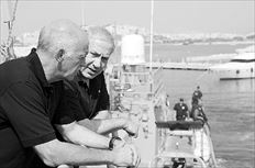 Οι δύο πρωθυπουργοί αναχώρησαν για τον Πόρο χθες το πρωί με το περιπολικό ανοιχτής θαλάσσης  του Λιμενικού Σώματος «Ρω», ισραηλινής κατασκευής. Νωρίτερα, στη μαρίνα Φλοίσβου ο κ. Γ. Παπανδρέου ξενάγησε το ζεύγος Νετανιάχου στα ιστορικά πλοία του Πολεμικού Ναυτικού  