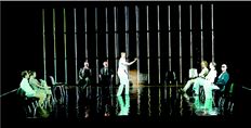 Σκηνή από τον «Οθέλλο» (του Σαίξπηρ) που παρουσίασε ο γερµανός σκηνοθέτης Τόµας Οστερµάγιερ στην Επίδαυρο  