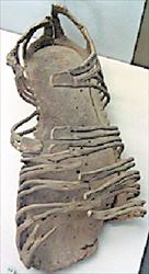 Στο σκουριασμένο   καρφί ενός ρωμαϊκού   σανδαλιού  βρέθηκαν  ίνες αρκετές να πείσουν τους  αρχαιολόγους πως  οι Ρωμαίοι φορούσαν κάλτσες   