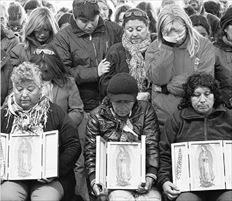 Συγγενείς των 33 εγκλωβισµένων µεταλλωρύχων κρατούν εικόνες της Παναγίας της Γουαδελούπης  στη διάρκεια λειτουργίας που έγινε χθες κοντά στην είσοδο του ορυχείου Σαν Χοσέ της Χιλής. Την ώρα  της προσευχής δεν έλειψαν και κάποια παρατράγουδα...  