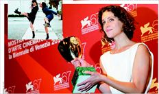 «Ηταν σαν όνειρο» λέει η 26χρονη Αριάν Λαµπέντ που σηκώνει το... τιµηµένο κύπελλο του βραβείου ερµηνείας στην ταινία «Αttenberg» της Αθηνάς Ραχήλ Τσαγκάρη, στην οποία πρωταγωνιστεί µαζί µε την νεαρή Εύα Ράντου (στην ένθετη φωτογραφία)  