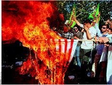 Ιρανοί διαδηλωτές καίνε την αµερικανική σηµαία µπροστά στην πρεσβεία της Ελβετίας στην Τεχεράνη 
