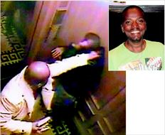  ¬ Στιγµιότυπο από   τονξυλοδαρµό  του υπηρέτη  (φωτογραφία  επάνω) από τον  πρίγκιπα, το  οποίο  κατέγραψε  κάµερα  ασφαλείας στο  ασανσέρ του  ξενοδοχείου  «Landmark»  