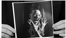 Ο Λιου Σιαµπό σε  φωτογραφία που  κρατά στα χέρια  της η σύζυγός  του. Ο κινέζος  ακτιβιστής,  «εγκληµατίας» για  το καθεστώς,  εκτίει ποινή  κάθειρξης έντεκα  ετών για «υποκίνηση σε ανατροπή  της κρατικής  εξουσίας»  