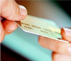 ¬ Με κάθε συναλλαγή,   είτε µε µετρητά είτε µε τη χρήση πιστωτικών και χρεωστικών  καρτών, οι φορολογούµενοι απλώς θα δίνουν στους καταστηµατάρχες την κάρτα τους  για να την περάσουν από τα µηχανήµατα ΡΟS που χρησιµοποιούνται και σήµερα για  τις πιστωτικές κάρτες  