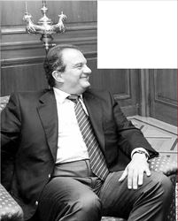 ¬ Κ[-834ωνσταντίνος Καραµανλής (αριστερά) και Ζαν-Κλοντ Γιούνκερ  σε παλαιότερη ευχάριστη συνάντησή τους. Πάντως ο πρόεδρος  του Γιουρογκρούπ είχε προειδοποιήσει τον έλληνα τότε πρωθυπουργό (2008) πως η οικονοµική κρίση είναι στην πόρτα της  Ελλάδας και εκείνος δεν έκανε  απολύτως τίποτα  