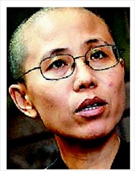 Η Λιου Σιά (φωτογραφία  σύζυγος του φυλακισµένου  αντιφρονούντος Κινέζου  Λιου Σιαοµπό που  βραβεύτηκε µε το Νοµπέλ  Ειρήνης. Και εκείνη τελεί σε  κατ’ οίκον περιορισµό  
