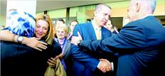 Θερµός αποχαιρετισµός. Ο έλληνας Πρωθυπουργός µε τον τούρκο οµόλογό του Ταγίπ Ερντογάν και τις συζύγους τους Αντα Παπανδρέου και Εµινέ Ερντογάν αποχωρούν µετά τη λήξη του Συνεδρίου «Πρωτοβουλία για την κλιµατική αλλαγή στη Μεσόγειο» 
