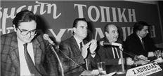 Από αριστερά: Ανδριανόπουλος, Κούβελας, Μητσοτάκης και Εβερτ σε προεκλογική εκδήλωση για τις δηµοτικές εκλογές του 1986. Ολοι οι υποψήφιοι  της Ν.Δ. στους τρεις µεγάλους δήµους εξελέγησαν τότε, καθώς βρήκαν αριστερά ερείσµατα στον δεύτερο γύρο των εκλογών  