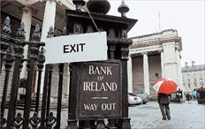 Τα κεντρικά  γραφεία της  Τράπεζας της  Ιρλανδίας στο  Δουβλίνο.  Οι υπουργοί  Οικονομικών των  πέντε μεγαλύτερων  οικονομιών της  Ε.Ε. επιχείρησαν  χθες να  καθησυχάσουν τις  αγορές,  διευκρινίζοντας ότι  ενδεχόμενη  βοήθεια προς την  Ιρλανδία δεν θα  έχει κόστος για  τους επενδυτές  