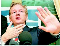 Τζούλιαν Ασάνζ. Σουηδικό δικαστήριο ενέκρινε ένταλµα σύλληψης του ιδρυτή του Wikileaks µε βάση καταγγελίες για βιασµό που είχαν διατυπωθεί εις βάρος του τον Αύγουστο 