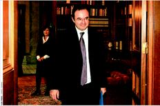 Ο υπουργός Οικονοµικών προσέρχεται στο Προεδρικό Μέγαρο, όπου χθες ενηµέρωσε τον Κάρολο Παπούλια για τον  προϋπολογισµό του 2011. Ο Γ. Παπακωνσταντίνου υπέγραψε χθες την επικαιροποίηση του Μνηµονίου µε την τρόικα  