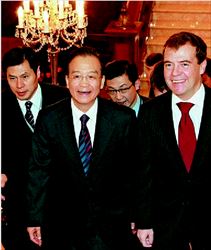 Μεντβέντεφ (δεξιά) - Τζιαµπάο (αριστερά).  Ο ρώσος πρόεδρος  υποδέχεται τον κινέζο πρωθυπουργό στο Μέγαρο Γκόρκι  
