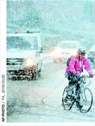 Στα λευκά ντύθηκε η Υόρκη  της Βόρειας Αγγλίας και ο  ποδηλάτης στη φωτογραφία  παλεύει να συνεχίσει την  πορεία του  
