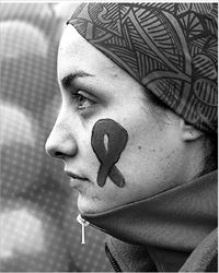 Ζωγραφισμένο στο μάγουλό της το κόκκινο κορδελάκι. Φωτογραφία αρχείου από εκδήλωση κατά του ΑΙDS στο Εδιμβούργο  