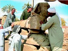 Εργάτες βοηθούν να τοποθετηθεί µία Σφίγγα στο βάθρο όπου στεκόταν πριν από  2.400 χρόνια  