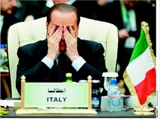 Ο Σίλβιο Μπερλουσκόνι στην πρόσφατη σύνοδο Ευρωπαϊκής Ενωσης - Αφρικής που πραγµατοποιήθηκε  στη Λιβύη δεν µπορούσε να κρύψει την κούρασή του  
