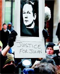 «∆ικαιοσύνη  για τον  Τζούλιαν»,    ζητεί ο διαδηλωτής κοντά  στο δικαστήριο όπου προσήχθη την  Τρίτη ο Ασάνζ,  στο Γουέστµινστερ του  Λονδίνου  