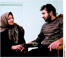 Η Σακινέχ Μοχµαντί Αστιάνι κρατά σφιχτά το χέρι του  γιού της Σατζάντ  