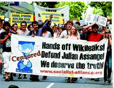 ∆ιαδήλωση στο Μπρίσµπεϊν της Αυστραλίας. «Κάτω τα χέρια από το Wikileaks. Υπερασπιστείτε τον Τζούλιαν Ασάνζ. ∆ικαιούµαστε την αλήθεια» αναφέρει το πανό  