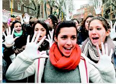 Με βαµµένα άσπρα τα χέρια τους, λουλούδια και πολύχρωµα µπαλόνια διαδήλωσαν οι ιταλοί φοιτητές κατά του νόµου της κυβέρνησης Μπερλουσκόνι για την εκπαίδευση  