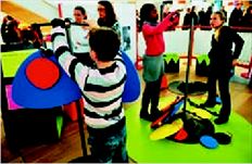 Παιδιά παίζουν (και µαθαίνουν) µε τα κινητικά  γλυπτά του Αλεξάντερ Κάλντερ σε «Ενα αλλιώτικο τσίρκο»  