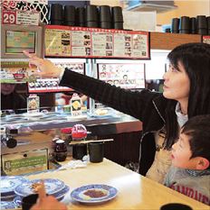 Στην αλυσίδα  φαστ φουντ  «Κura» δεν  φτιάχνει το  σούσι κάποιος μάστερ  αλλά ένα  ρομπότ. Είναι  όμως τα μόνα  εστιατόρια  στην Ιαπωνία  που παρουσιάζουν   κέρδη  